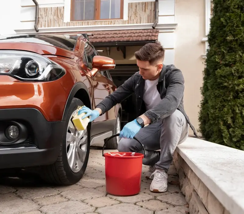 Lavage auto à domicile Pexiora : professionnel intervenant sur un véhicule